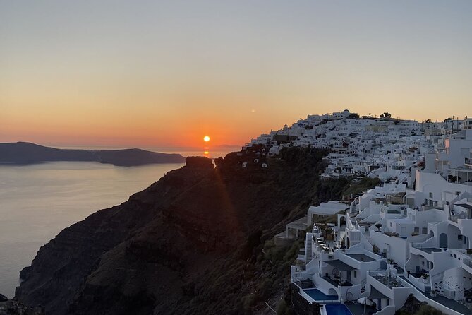 3 hours Panoramic Tour to Oia - The guide factor: what makes this tour feel better