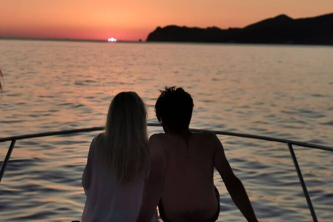 5 Hours Santorini Private Luxury Cruise with BBQ and Drinks - Service style: what the crew attention looks like in real life
