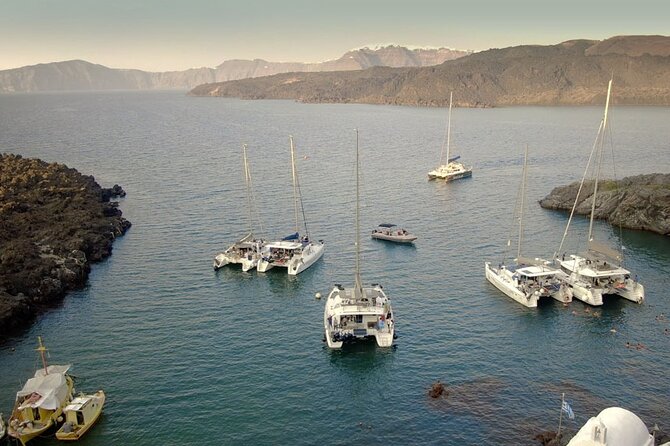 ALL-INCLUSIVE: Santorini Caldera Cruise with Greek Meal & Drinks - Caldera cruising with the lighthouse and cliff-top houses