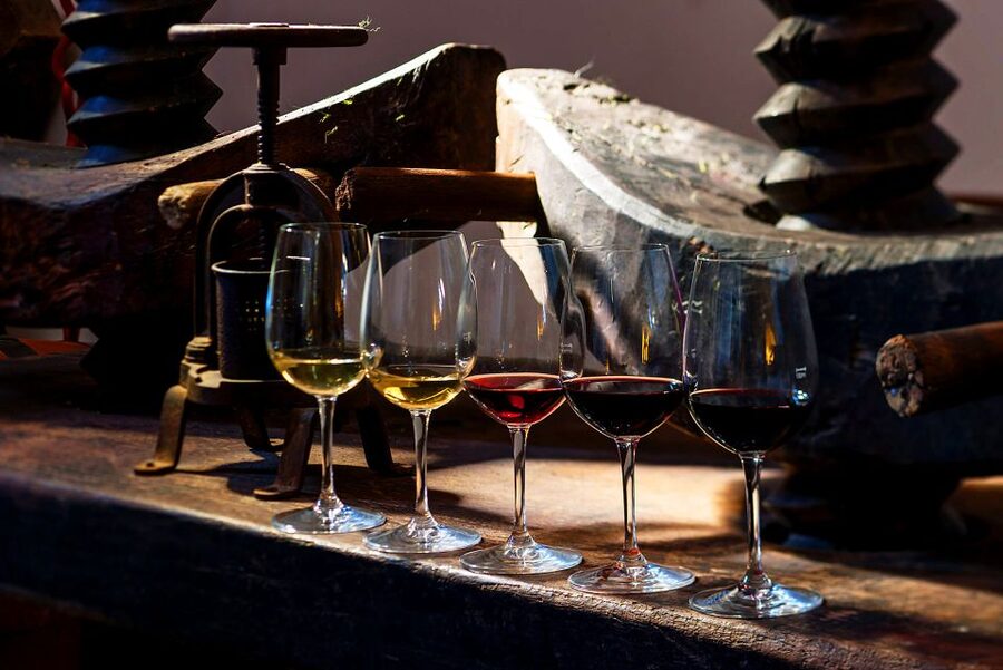 Discover Santorini: Prehistoric Akrotiri & Winery Tour - Why this 5-hour format works so well in Santorini