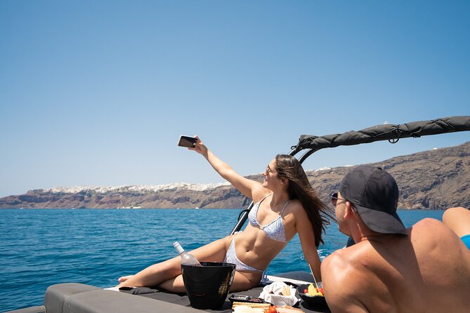 Exclusive cruise experience in Santorini - Stop 2 at the Efta Pedes cove: swimming and snorkeling in a calmer pocket