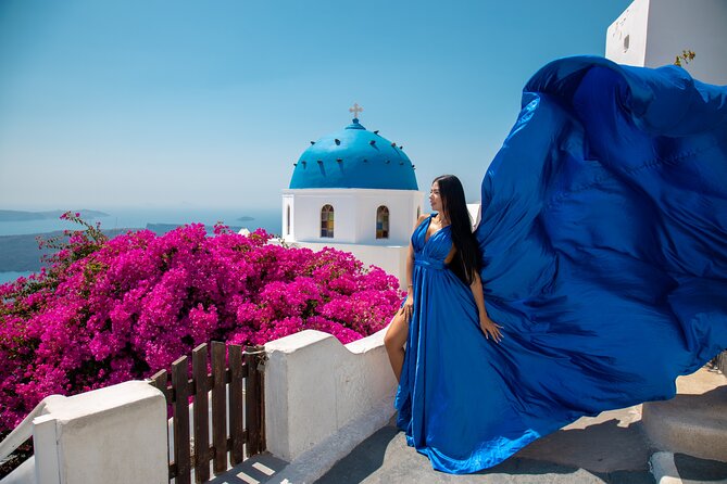 Flying Dress Photoshooting Santorini - How the photographer helps you get the Oia angles right