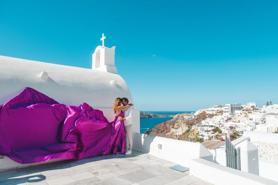 Flying Dress Santorini Photoshoot - Crowds and comfort: how to choose the right timing and strategy