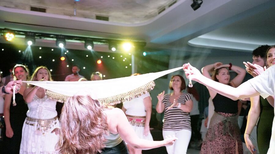 Kamari: Greek Show, Buffet Dinner, and Drinks at Dimitris - Buffet Dinner and the Open Bar: What Makes It Good Value
