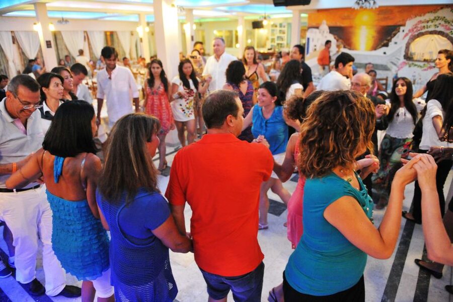 Kamari: Greek Show, Buffet Dinner, and Drinks at Dimitris - Comfort, Crowds, and Ventilation: What You Might Notice In the Room