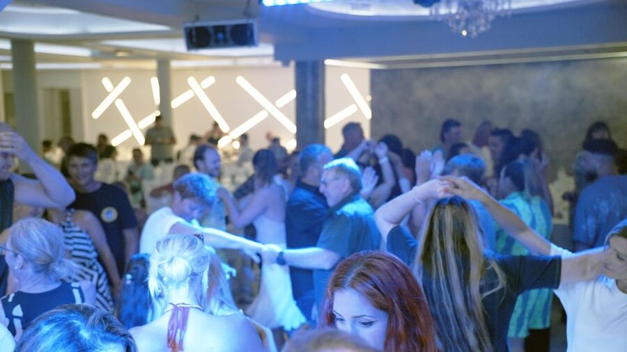 Kamari: Greek Show, Buffet Dinner, and Drinks at Dimitris - Who Should Book This Greek Night at Dimitris