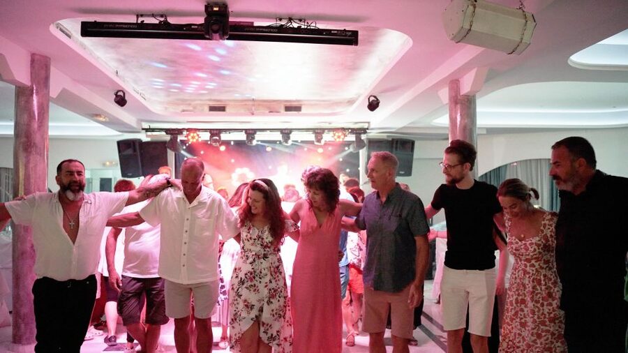 Kamari: Greek Show, Buffet Dinner, and Drinks at Dimitris - The Timing: Doors Open, Buffet and Bar, Then the Show
