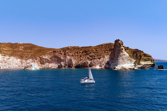 Luxury Caldera Cruise with a rich BBQ meal and drinks! - BBQ lunch and drinks onboard: why it changes the whole experience
