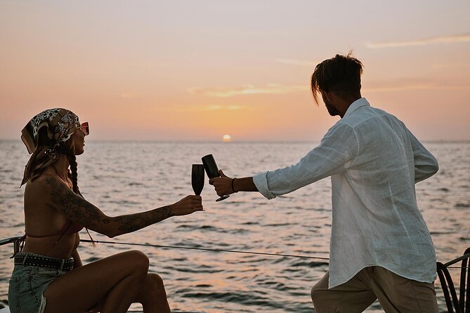 Luxury Santorini Sunset Cruise: Dinner, BBQ, Open Bar, Transfers - Group Size and Comfort on a 20-Person Boat