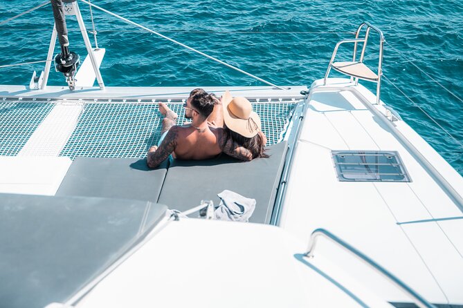 Majestic Catamaran Caldera Cruise with Snacks, Meal & Drinks - Red Beach photo pass: how to time your best shots