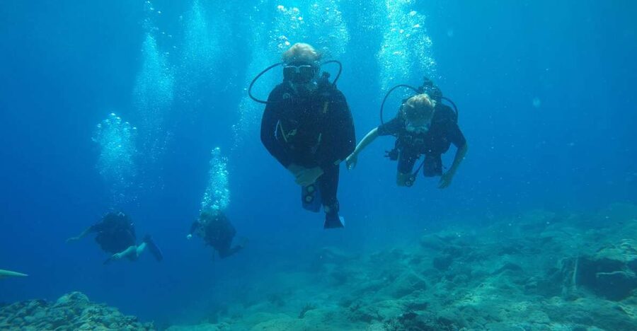 Oia: 2 Guided Scuba Dives off Santorini for Certified Divers - Meeting in Oia and Getting Out to the Water Fast