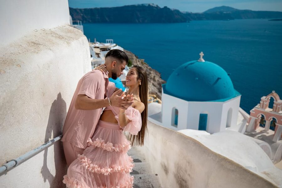 Oia: Couple photoshoot with 30 edited Photos - Key things to know before you go