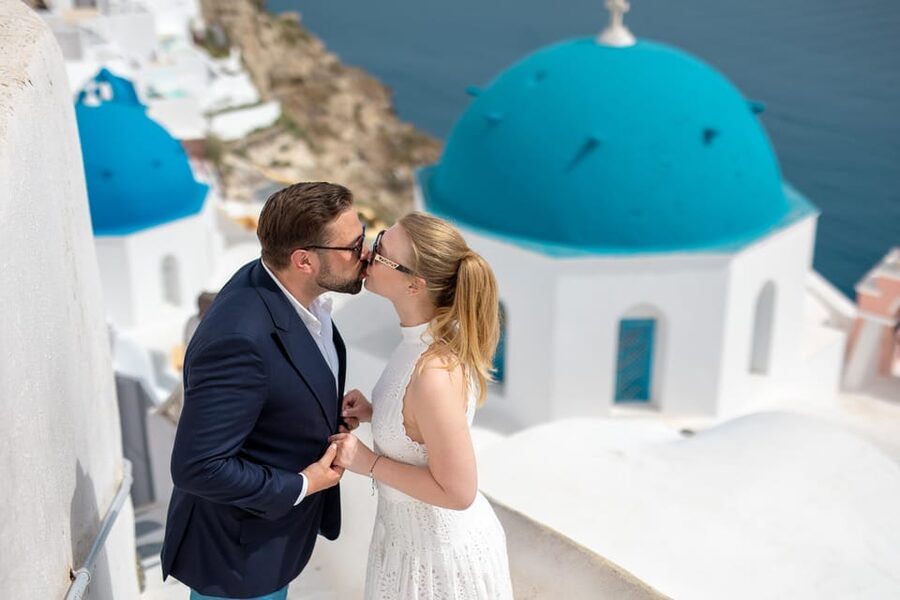 Oia: Couple photoshoot with 30 edited Photos - The 30 to 60 minute plan, and how the session stays focused