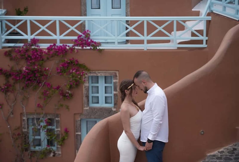 Oía: Santorini Professional Photoshoot with Edited Photos - English or Persian support, and why comfort on camera matters