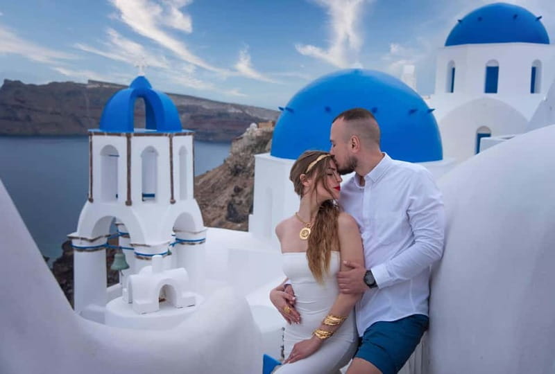 Oía: Santorini Professional Photoshoot with Edited Photos - How Shaqayeq chooses photo spots in Oia, not just the obvious views