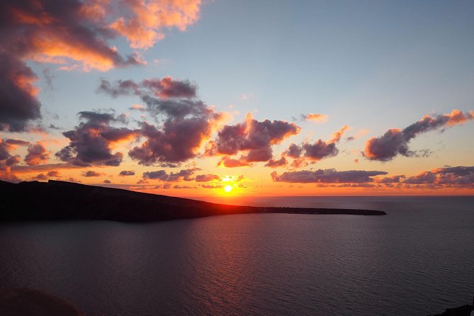 Oia Sunset Roundtrip Transfers - Stop 1, Oia Main Street: what the guided arrival gets you