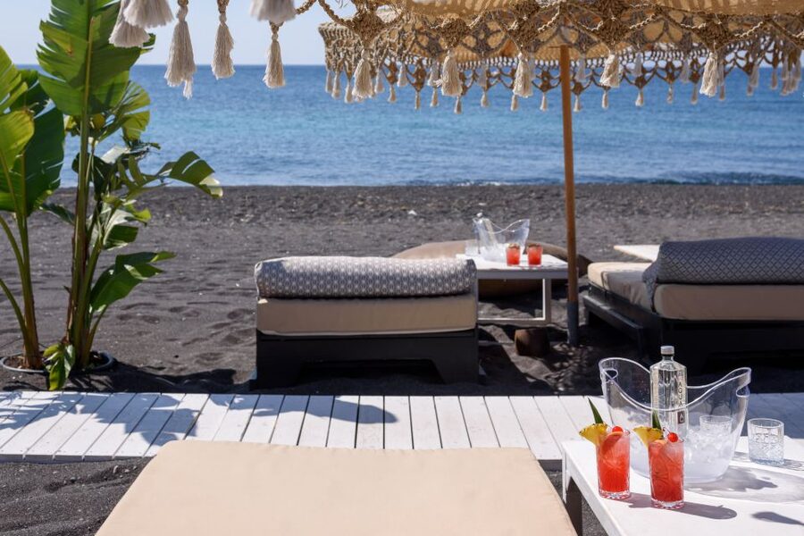 Perivolos Beach: Sun-Bed Experience FortyOne Bar Restaurant - The FortyOne bar side: cocktails, wines, and beach music at a sane volume