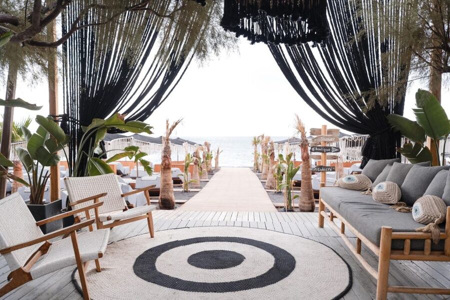 Perivolos Beach: Sun-Bed Experience FortyOne Bar Restaurant - Food at your sunbed: what to expect and how to keep it easy