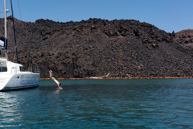 Private Luxury Caldera Cruise with a rich BBQ meal and Open Bar! - BBQ Lunch and Open Bar: How the Meal Fits the Day