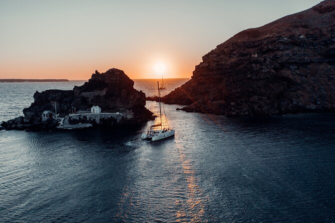 Romantic Sunset Catamaran Caldera Cruise incl. Meal & Drinks - The caldera cruise: Red Beach and White Beach areas