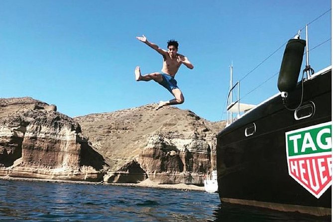 Santorini: Adventurous Catamaran Experience with Snorkeling - Pickup timing, minibus transfers, and the Vlychada hop-on stop