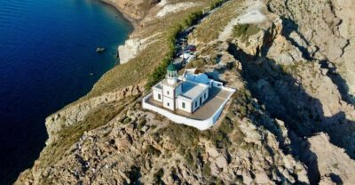 Akrotiri Excavation, Megalochori, & Beaches Tour