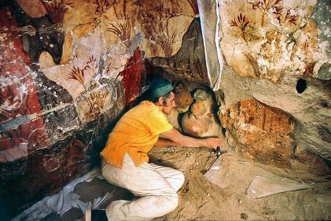 Santorini , Akrotiri tour by a licensed guide - The eruption story: from daily life to burial under ash