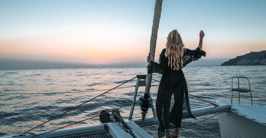 Santorini Catamaran Cruise with Swimming, Meal and Open Bar - Transfers, timing, and group size, the practical stuff that matters