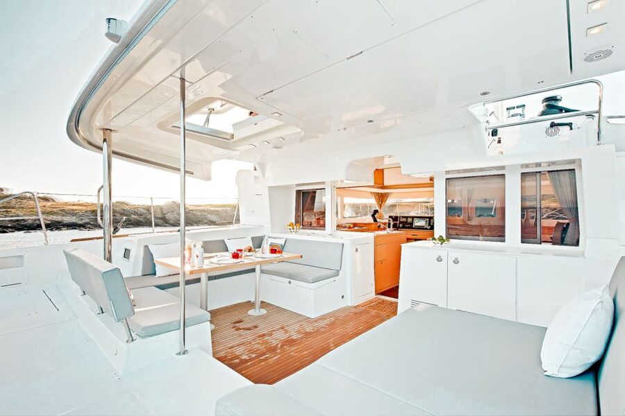 Santorini: Catamaran Tour with BBQ Meal and Unlimited Drinks - White Beach BBQ Lunch and the Unlimited Drinks Moment