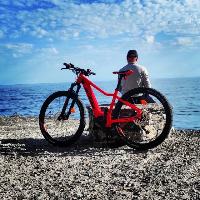 Santorini e-bike guided tours - Starting point and Perissa, where the ride finds its rhythm