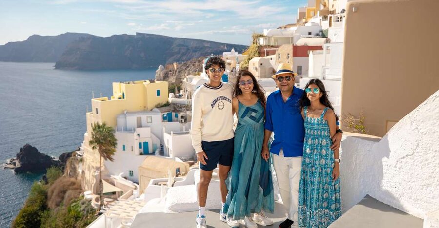 Santorini Family Photoshoot (Oia Village) - Blue domes and white walls: how you actually get the best angles