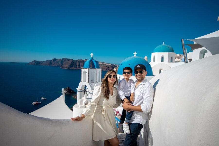 Santorini Family Photoshoot (Oia Village) - What the 1-hour shoot feels like in real life