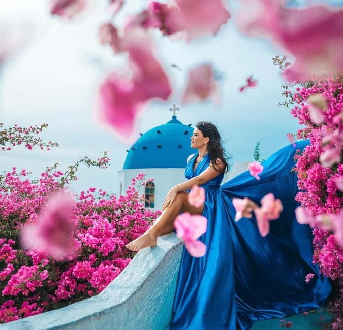Santorini: Flying Dress Photoshoot with Edited Photos - Professional posing help: what the 30 to 45 minutes feels like