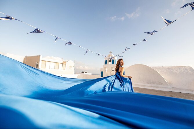 Santorini: Flying Dress Professional Photography <em>Dress Included</em> – Key things to know before you book’ /></p>
<ul>
<li><strong>Two time options</strong>: 1-hour shoot focused on Oia, or a 3-hour photo tour covering up to 3 villages</li>
<li><strong>Dress included</strong>: 1 flying dress total for solo and couple options, or 1 per lady for best friends</li>
<li><strong>Pro posing help</strong>: Jessica and an assistant direct your stance, angles, and movement</li>
<li><strong>Finished photo volume</strong>: 35 to 70 edited photos, delivered in 7 to 10 days</li>
<li><strong>Videos on the day</strong>: up to 2-3 videos made with your phone</li>
<li><strong>Transport depends on option</strong>: included pickup and drop-off for the 3-hour options only</li>
</ul>
<h2>Flying Dress Magic Meets Real Photo Planning in Santorini</h2>
<p><img width="669" height="446" decoding="async" src=