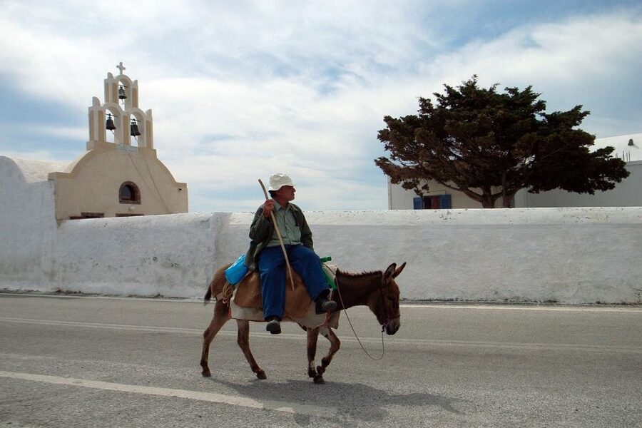 Santorini Fully Customizable Tour - Oia for one hour: iconic, but you should plan your walking