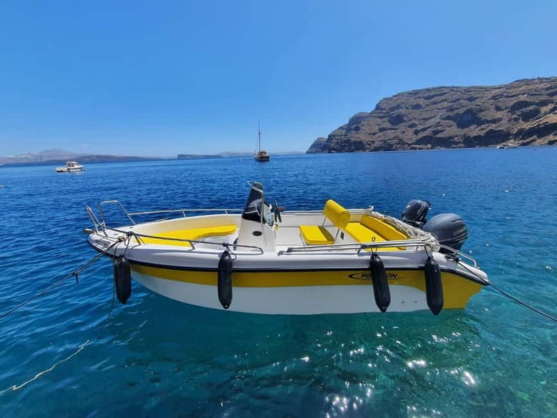 Santorini: license free boat in Santorini - Why a license-free boat works so well on Santorinis caldera coast