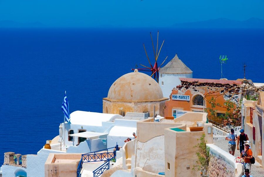 Santorini: Mesa Gonia, Pyrgos and Oia Tour - Oia Sunset: Why the Finish Works