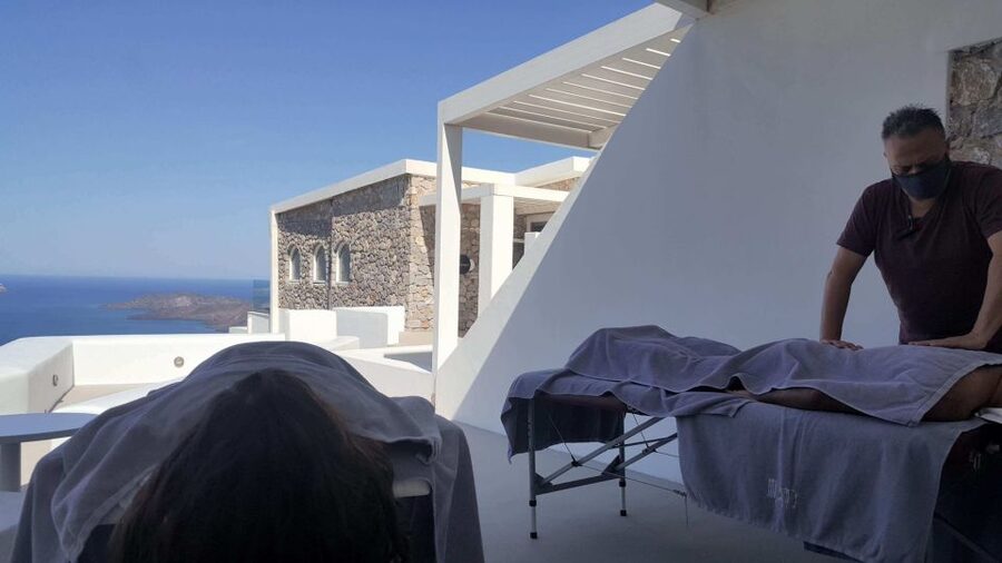 Santorini: Mobile Couples Massage at Your Private Villa - Your Session Flow: From Setup to Oils and Aftercare