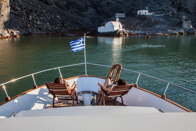 Santorini: Motor Yacht Private Cruise with 5-Course Meal - Why this Santorini private yacht setup feels different