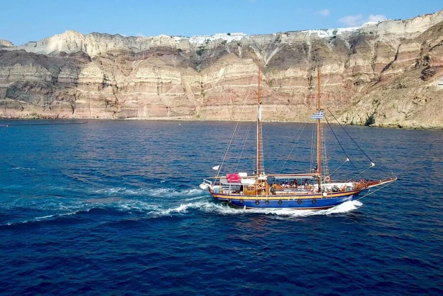 Santorini: Mythical Day Trip to Akrotiri with Volcano Cruise - Lost Atlantis Museum and the 9D Experience: Fun, Science, and Controlled Chaos