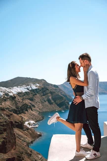 Santorini: Oia Private Couple Photoshoot with 35 Photos - From bus stop to drop-off: what the flow looks like on the ground