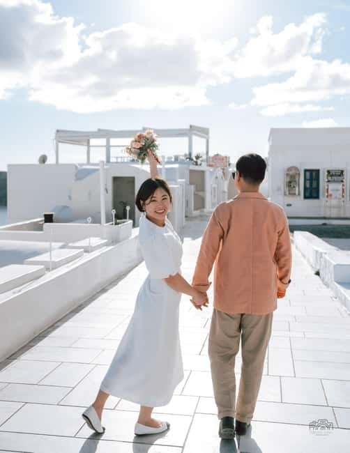 Santorini: Oia Private Couple Photoshoot with 35 Photos - Meeting your photographer: how you get posing help without feeling awkward