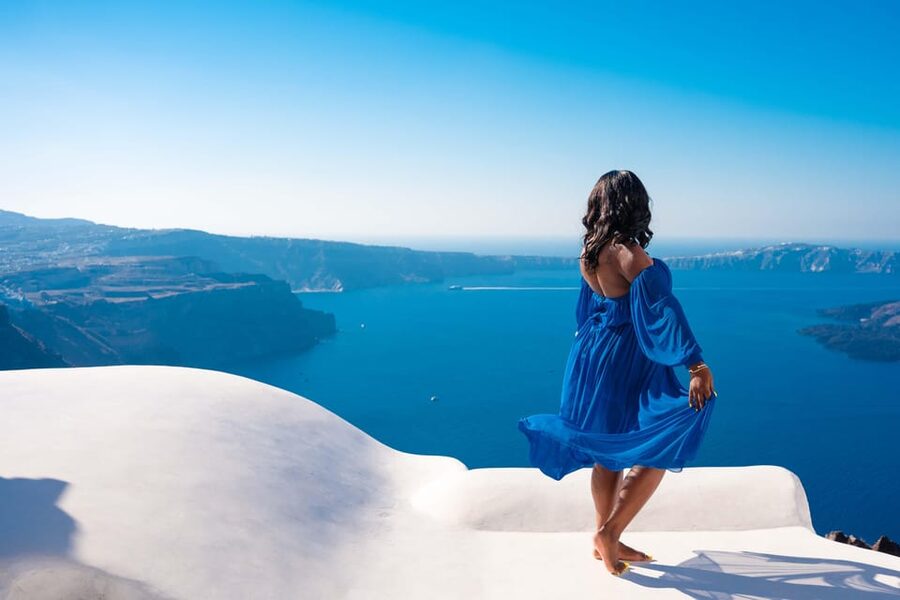 Santorini: Private Photoshoot Tour by a Pro Photographer - How Posing Guidance Changes the Outcome