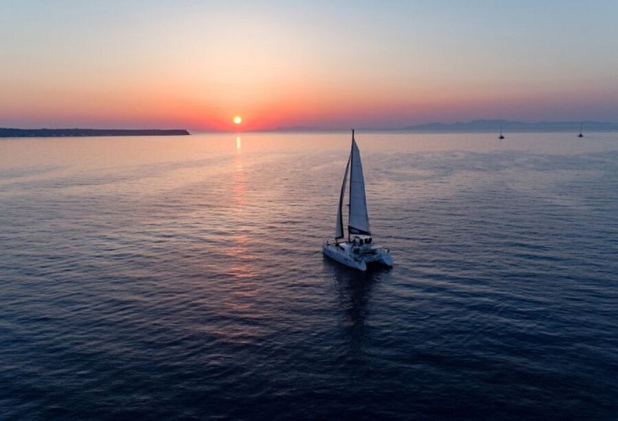 Santorini: Private Sunset Cruise with Dinner and Drinks - Ammoudi to Thirassia: how the caldera views set the tone