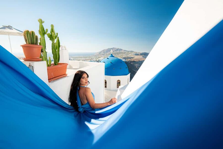 Santorini: Proffessional Flying Dress Photoshoot - Posing Help That Makes Non-Models Look Natural