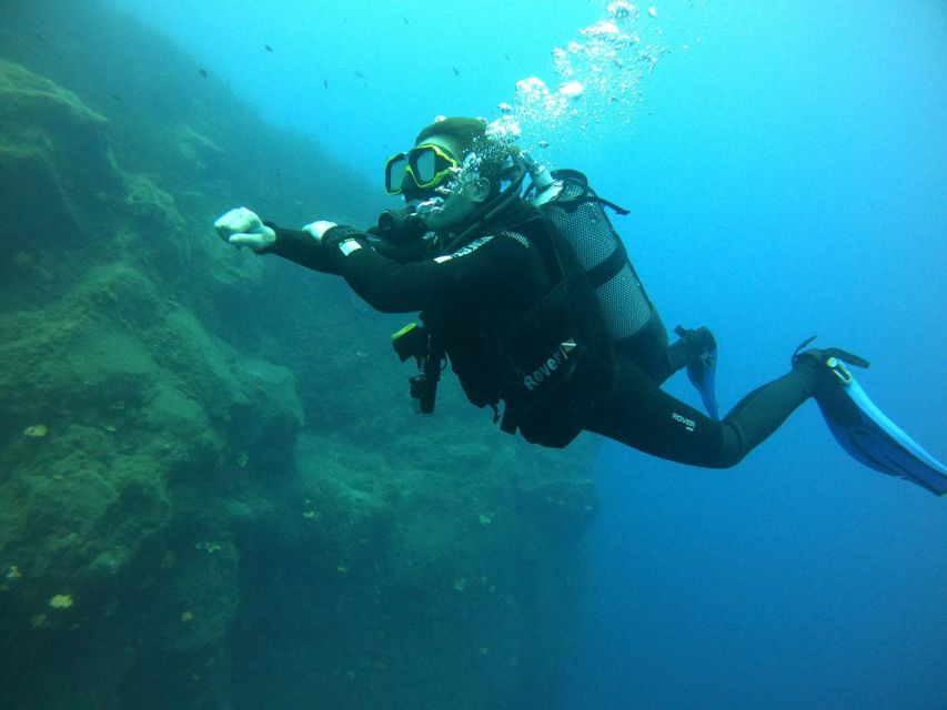 Santorini: Scuba Diving Experience in Caldera for Beginners - Santorini Caldera on a First-Time Scuba Session: Why This Setting Works
