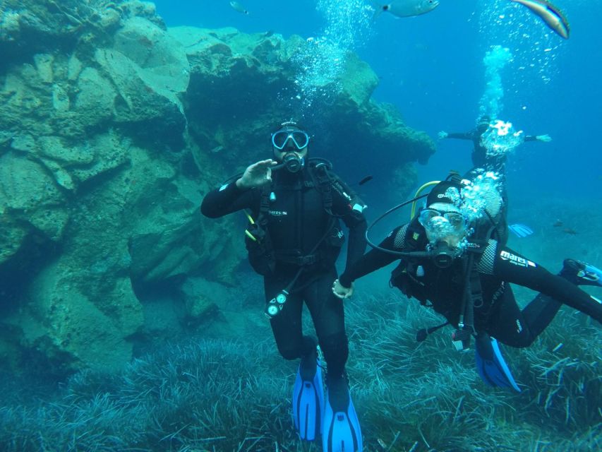 Santorini: Scuba Diving Experience in Caldera for Beginners - The Briefing That Helps You Feel Ready: Gear, Body Cues, and Underwater Hand Signals
