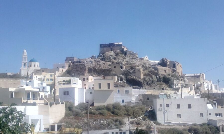 Santorini: Small-Group Highlights Tour of Venetian Castles - Wine tasting in an old winery: a calm end to the history-heavy stretch