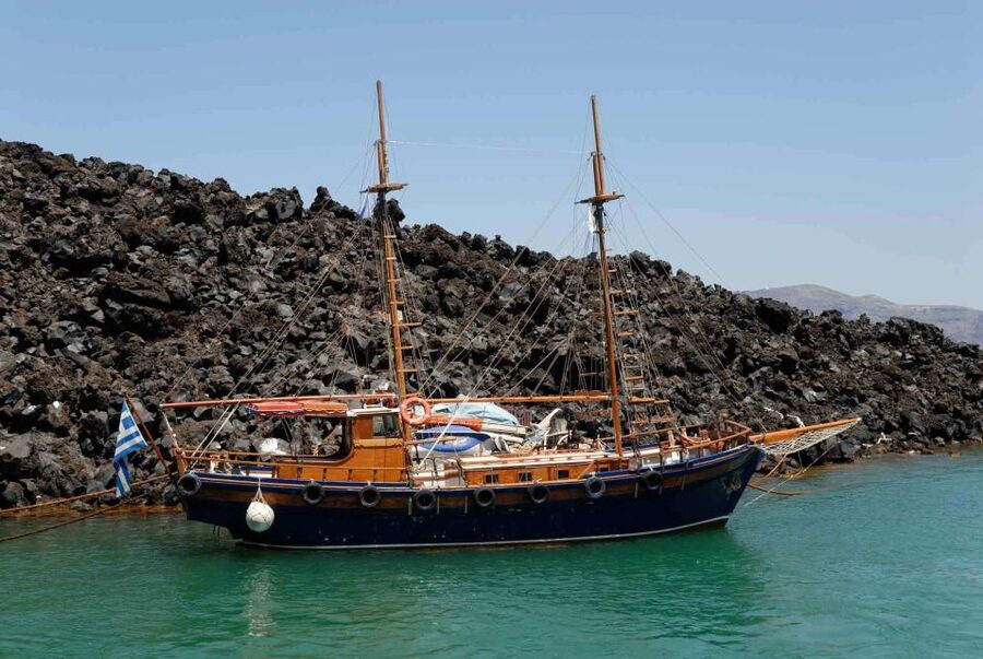 Santorini: Thirassia Islands and Volcano Guided Cruise - Nea Kameni: The Lava Island Walk to the Volcano Area