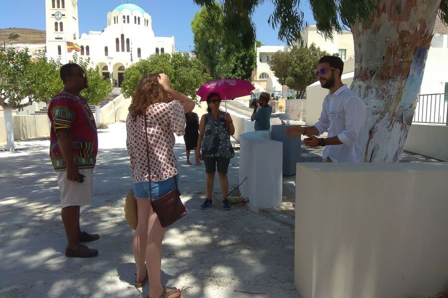 Santorini: Traditional Sightseeing Bus Tour with Oia Sunset - Santorini in one day: why this bus tour hits the right notes